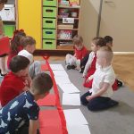 Grupa III - Dzieci układają flagę Polski