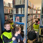 Grupa V - Dzieci oglądają bibliotekę i książki