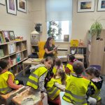 Grupa V - Dzieci wysłuchały historii o Kici Koci w bibliotece