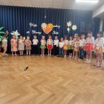 Grupa V - Dzieci śpiewają piosenkę dla taty