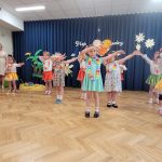 Grupa V - Dziewczynki tańczą